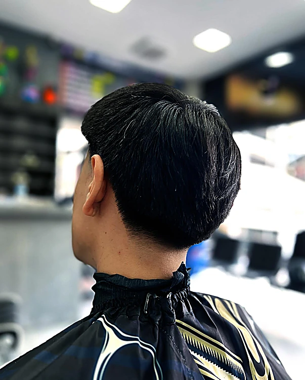 Corte liso con volumen arriba y nuca rebajada, visto desde atrás
